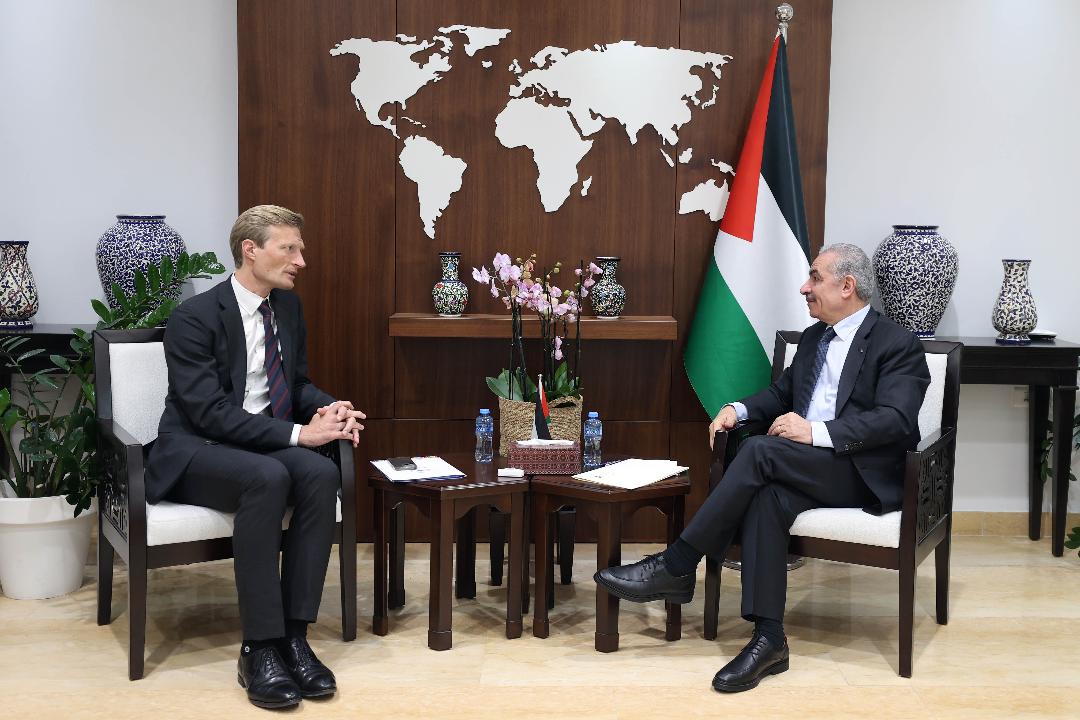 رئيس الوزراء محمد اشتية خلال لقائه نائب المدير التنفيذي لبرنامج الغذاء العالمي كارل سكاو